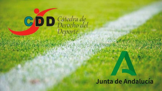 Logotipos Cátedra Derecho Deporte Universidad de Granada y Junta de Andalucía sobre imagen de campo de césped